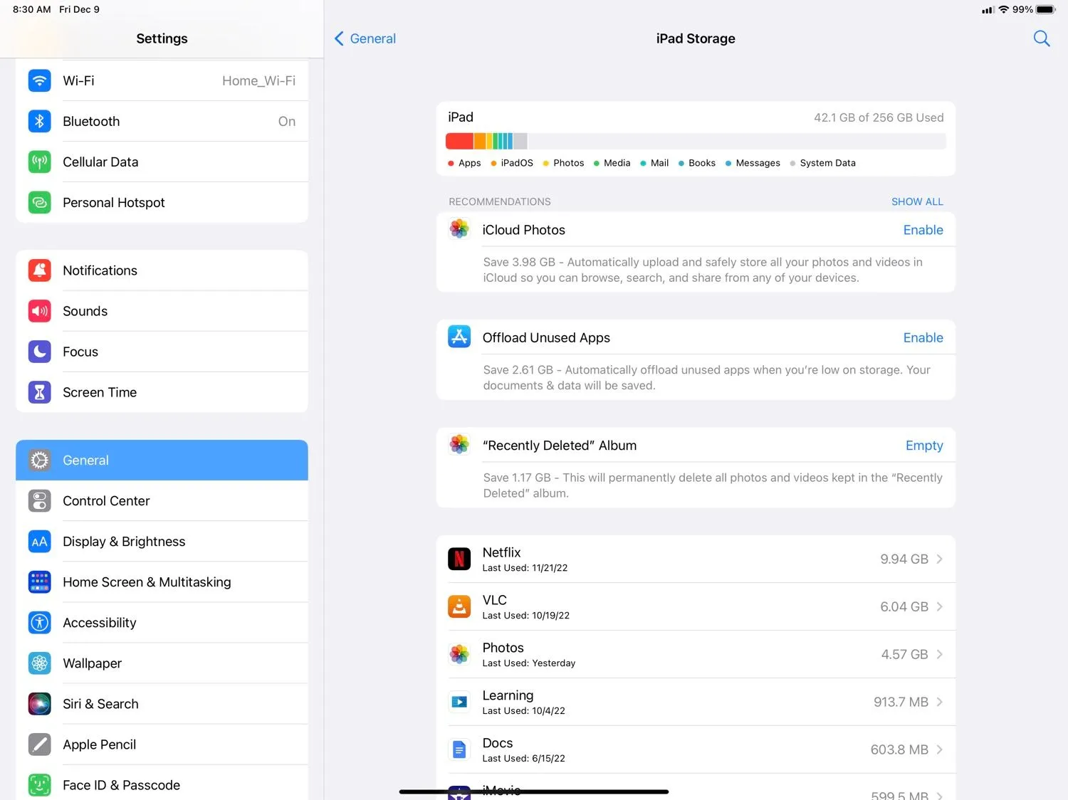 Màn hình Quản lý dung lượng lưu trữ trên iPad, hiển thị chi tiết các ứng dụng và dữ liệu đang chiếm bộ nhớ, dấu hiệu cho thấy iPad hết dung lượng.