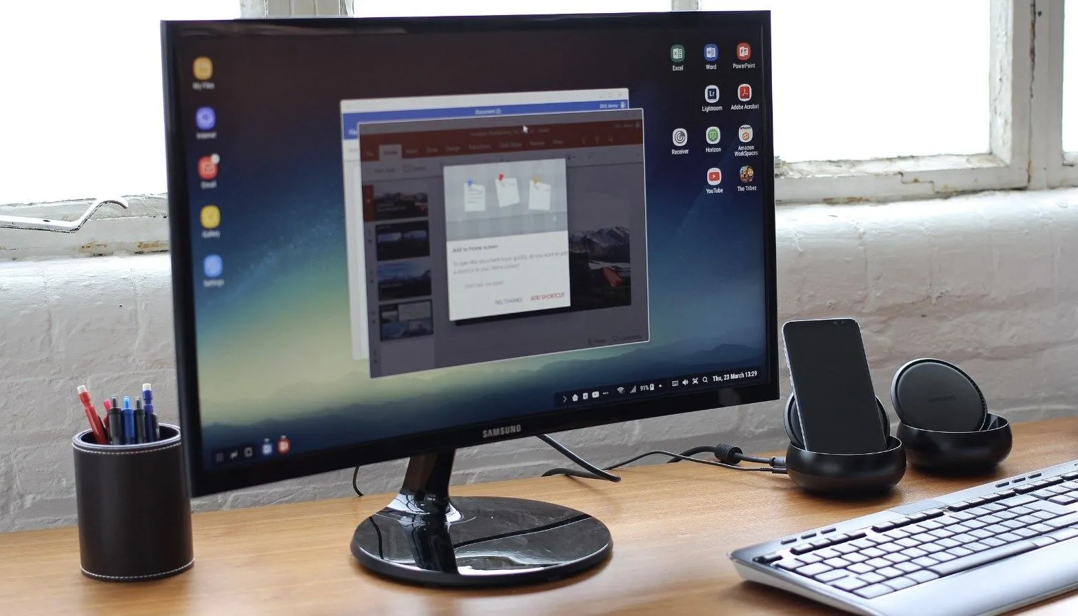 Màn hình Samsung sử dụng chế độ DeX với bàn phím và hệ thống âm thanh