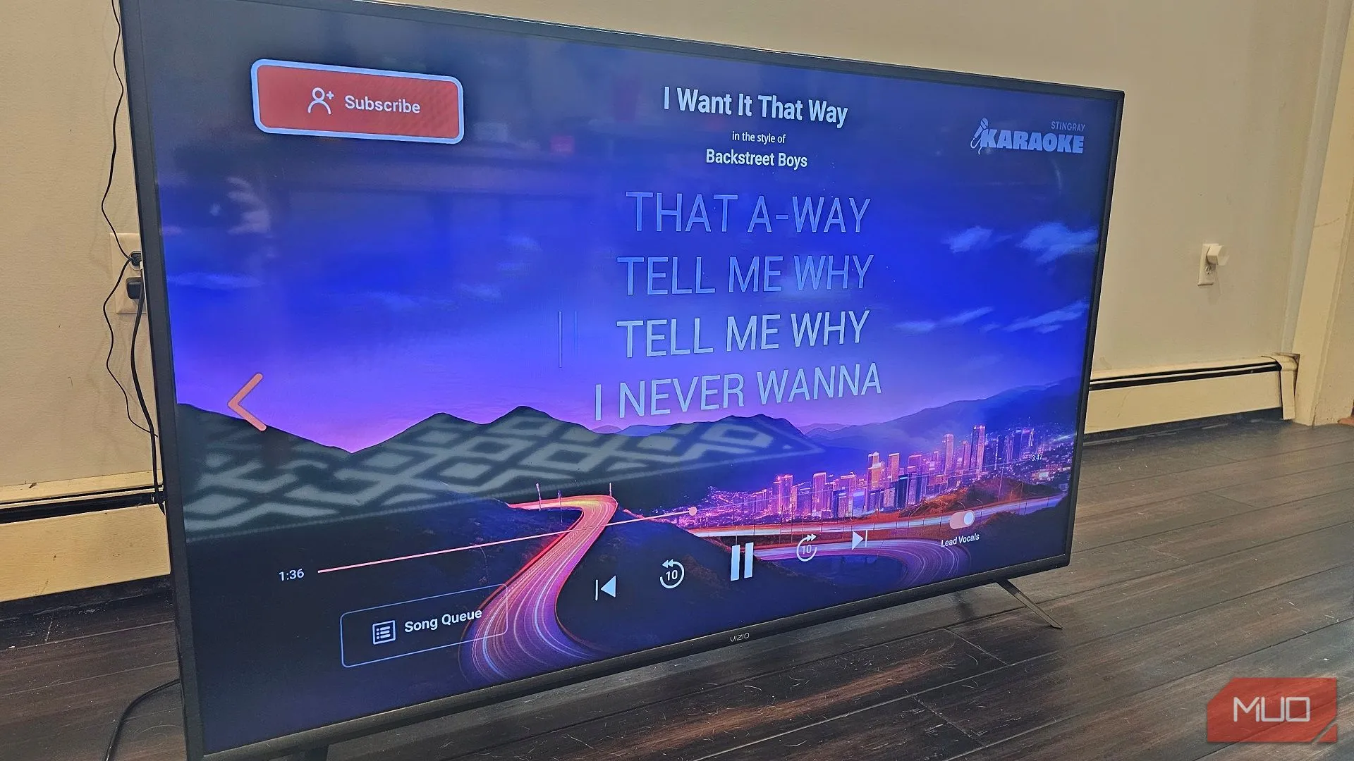 Màn hình Smart TV hiển thị ứng dụng giải trí thông thường, minh họa giao diện có thể bị quảng cáo độc hại che phủ.