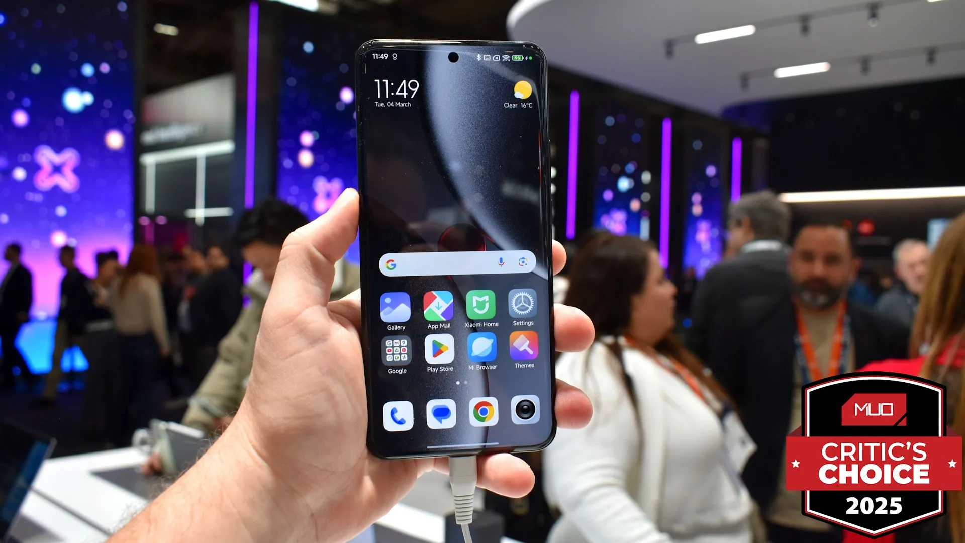 Màn hình trước của Xiaomi 15 Ultra tại MWC 2025 hiển thị rõ nét.