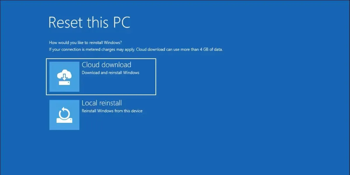 Màn hình tùy chọn cài đặt lại Windows 11 từ môi trường phục hồi (WinRE), bao gồm &quot;Tải xuống đám mây&quot; và &quot;Cài đặt lại cục bộ&quot;.