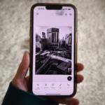 Màn hình ứng dụng Adobe Photoshop Mobile trên iPhone, thể hiện khả năng chỉnh sửa ảnh chuyên nghiệp mọi lúc mọi nơi.