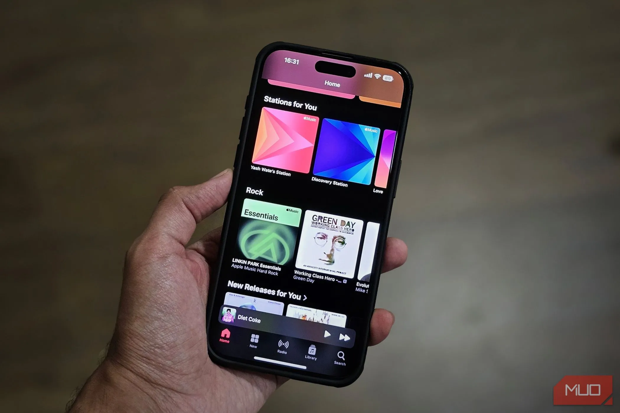 Màn hình ứng dụng Apple Music trên iPhone, biểu tượng sóng 5G ở góc trên