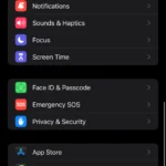 Màn hình ứng dụng Cài đặt trên iPhone, hiển thị các tùy chọn để kiểm soát quyền riêng tư và bảo mật.