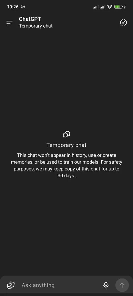 Màn hình ứng dụng di động ChatGPT hiển thị tùy chọn &quot;Trò chuyện tạm thời&quot; (Temporary Chat), cho phép người dùng bắt đầu cuộc hội thoại mới không lưu lại.