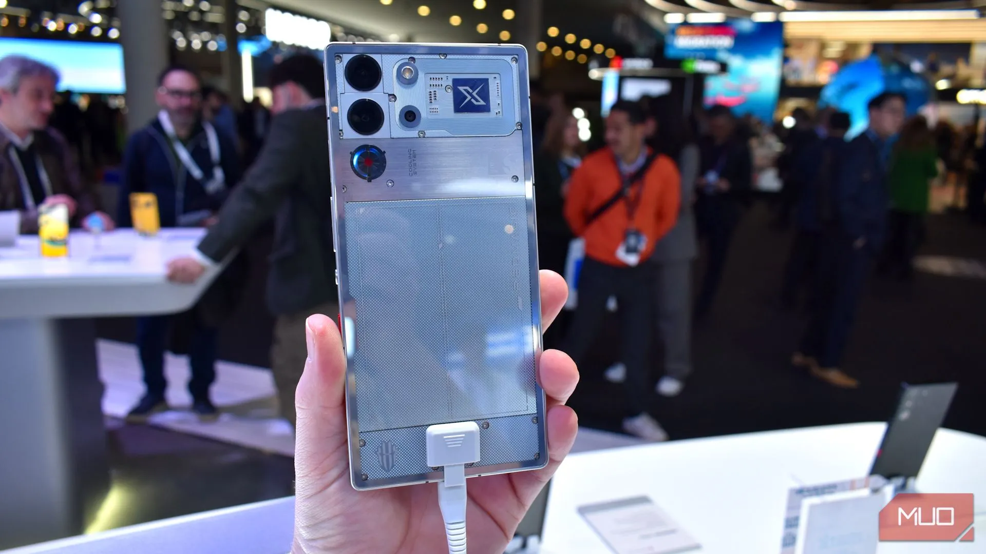 Mặt lưng của điện thoại gaming RedMagic 10 Pro tại MWC 2025.