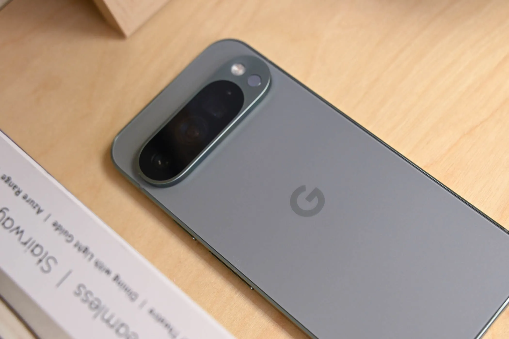 Mặt lưng của điện thoại Google Pixel 9 Pro màu đen, biểu tượng của sự bền bỉ và khả năng chống va đập nhẹ