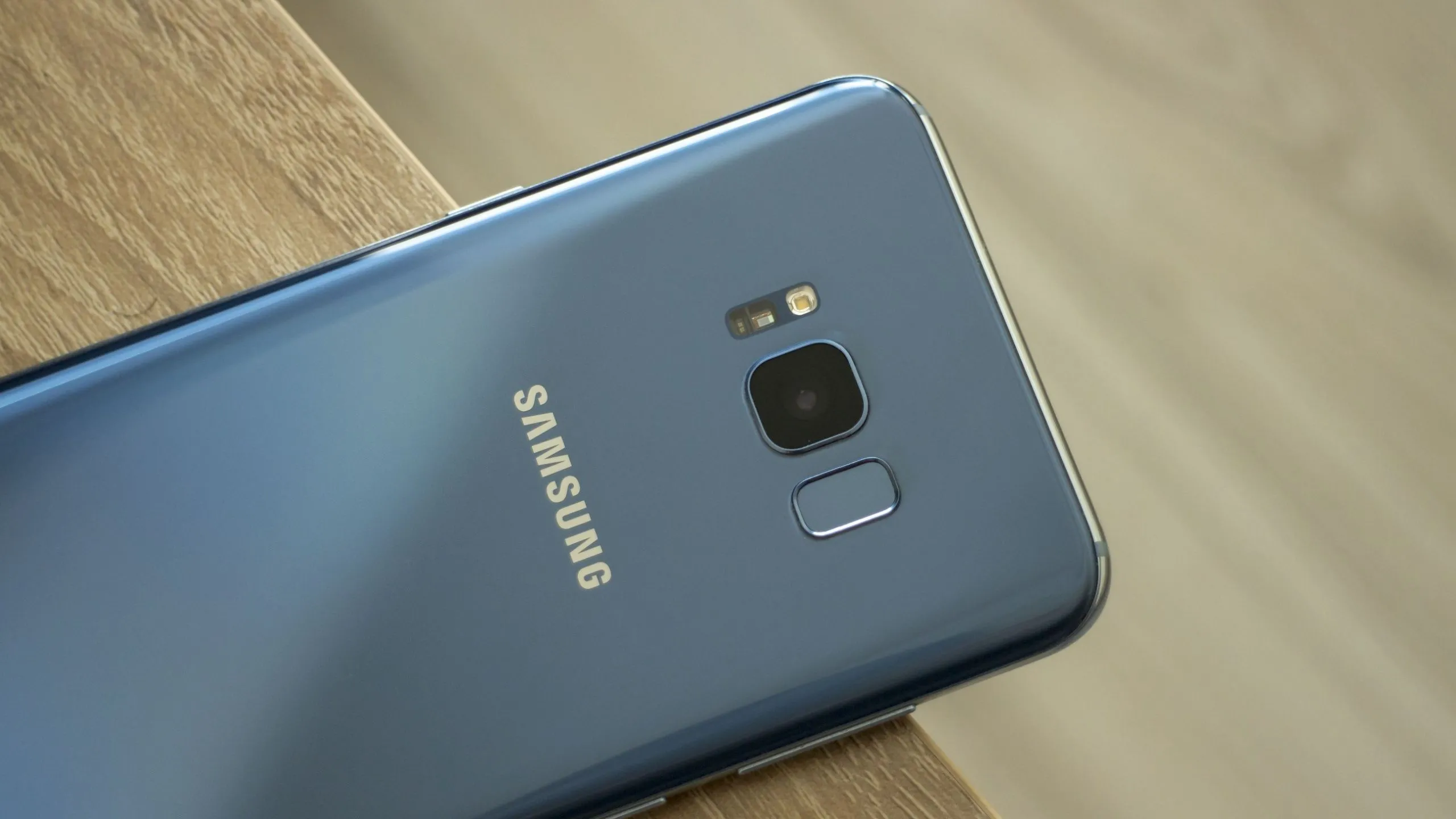Mặt lưng điện thoại Samsung Galaxy S8 Plus với cảm biến đo nhịp tim gần camera sau.