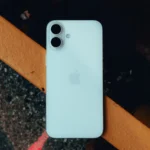 Mặt lưng iPhone trên lan can, minh họa tính năng Chạm mặt lưng (Back Tap)