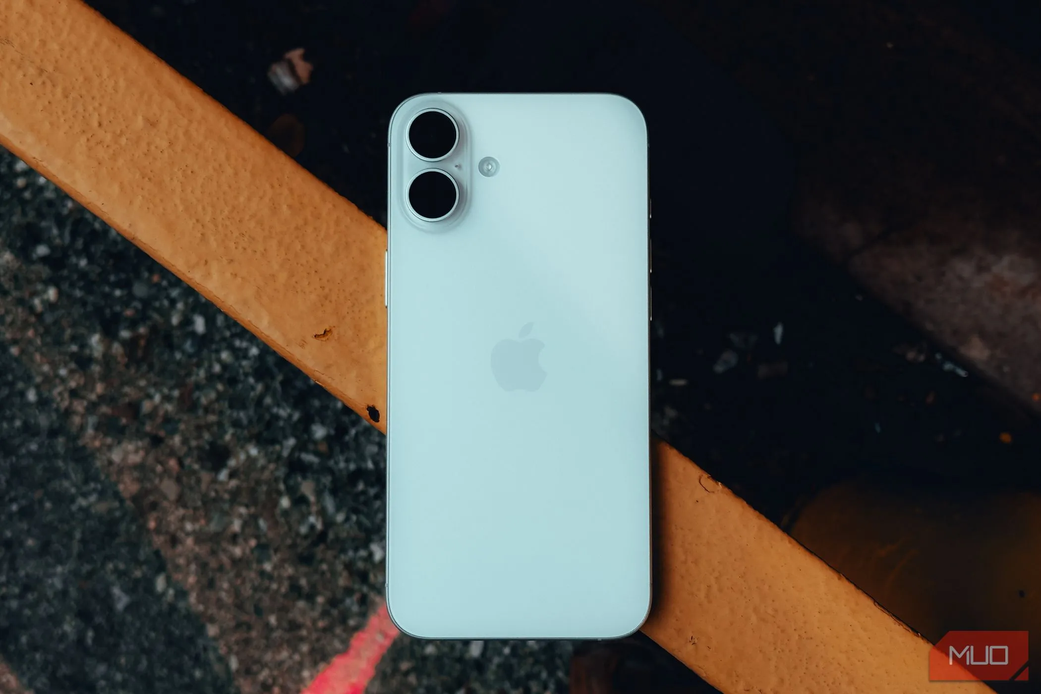 Mặt lưng iPhone trên lan can, minh họa tính năng Chạm mặt lưng (Back Tap)