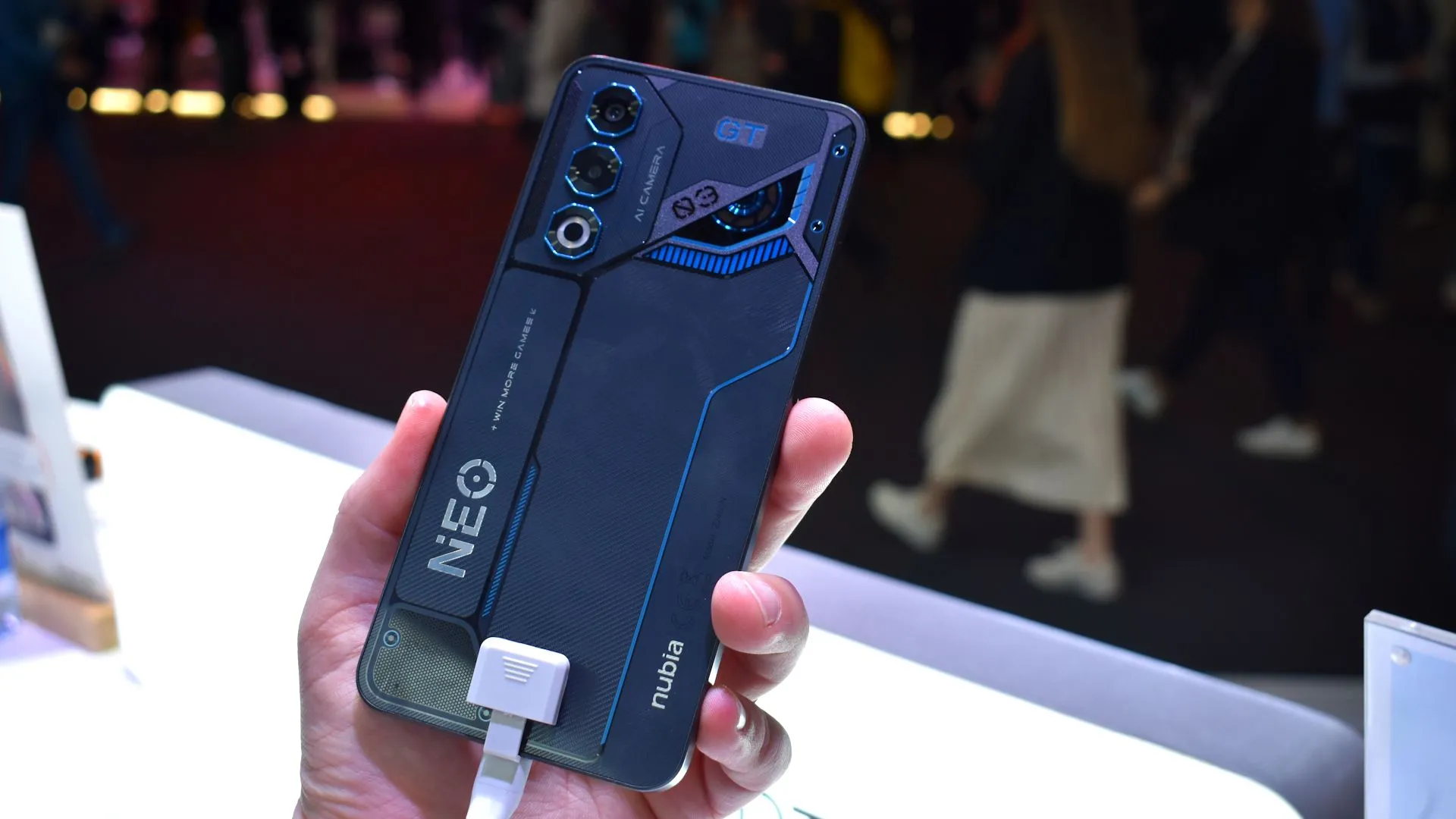 Mặt lưng màu đen và xanh của Nubia Neo 3 GT 5G tại MWC 2025.