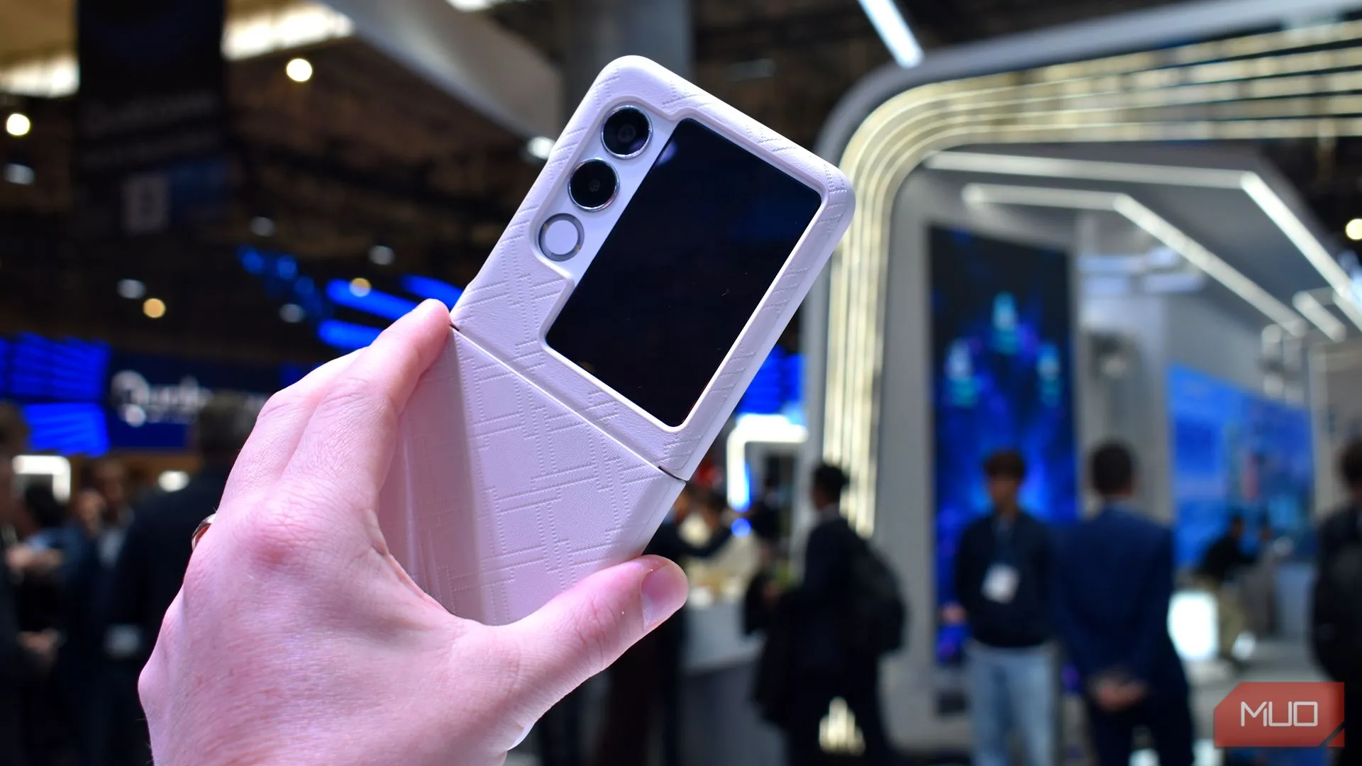 Mặt lưng và cụm camera của điện thoại gập Nubia Flip 2 tại MWC 2025