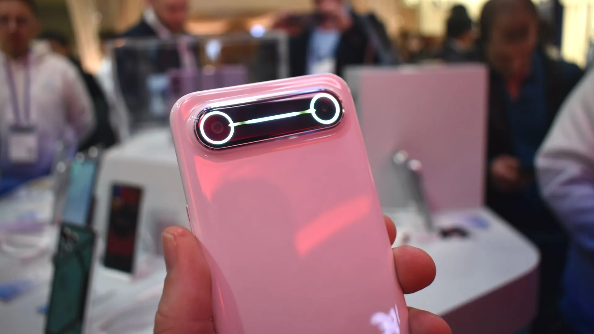 Mặt lưng và cụm camera của điện thoại Tecno Spark Slim Concept tại MWC 2025.