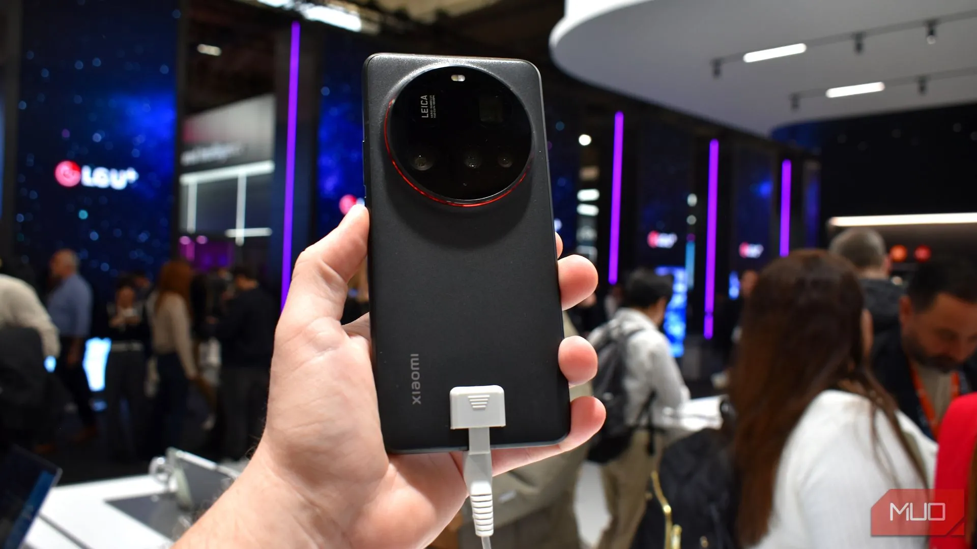 Mặt lưng và cụm camera lớn của Xiaomi 15 Ultra tại triển lãm MWC 2025.