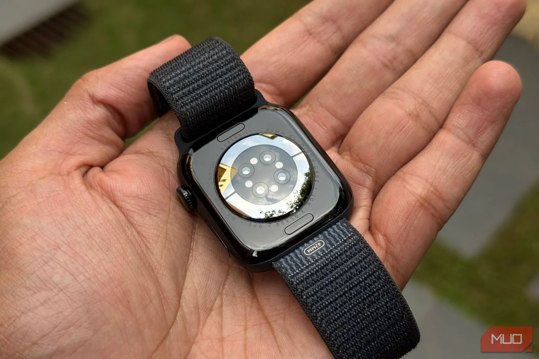 Mặt sau của Apple Watch Series 10 hiển thị mảng cảm biến