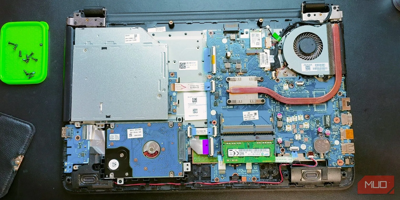 Mặt sau laptop được tháo mở, hiển thị các linh kiện bên trong và quạt tản nhiệt