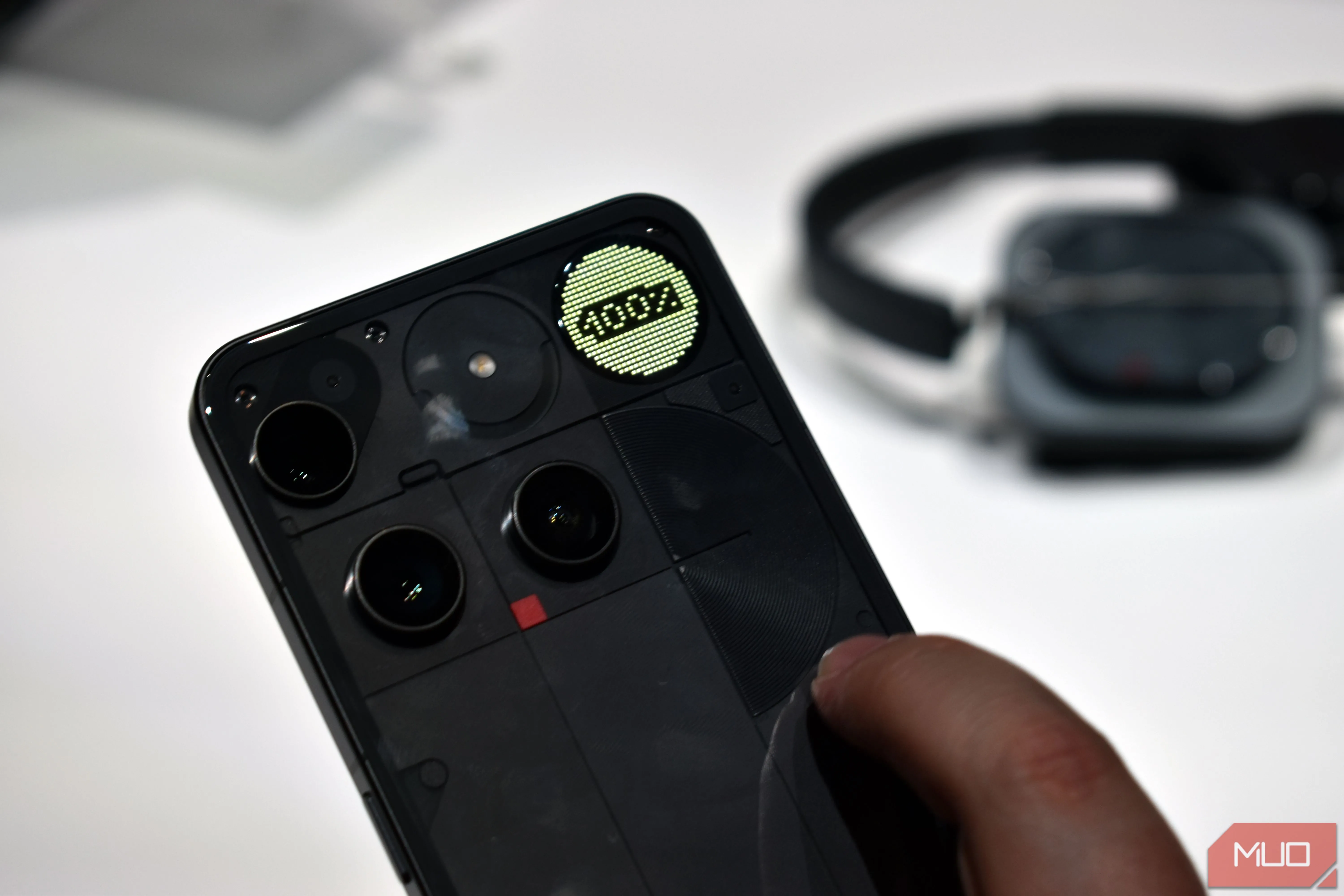 Mặt sau Nothing Phone 3 phiên bản đen với màn hình Glyph Matrix.