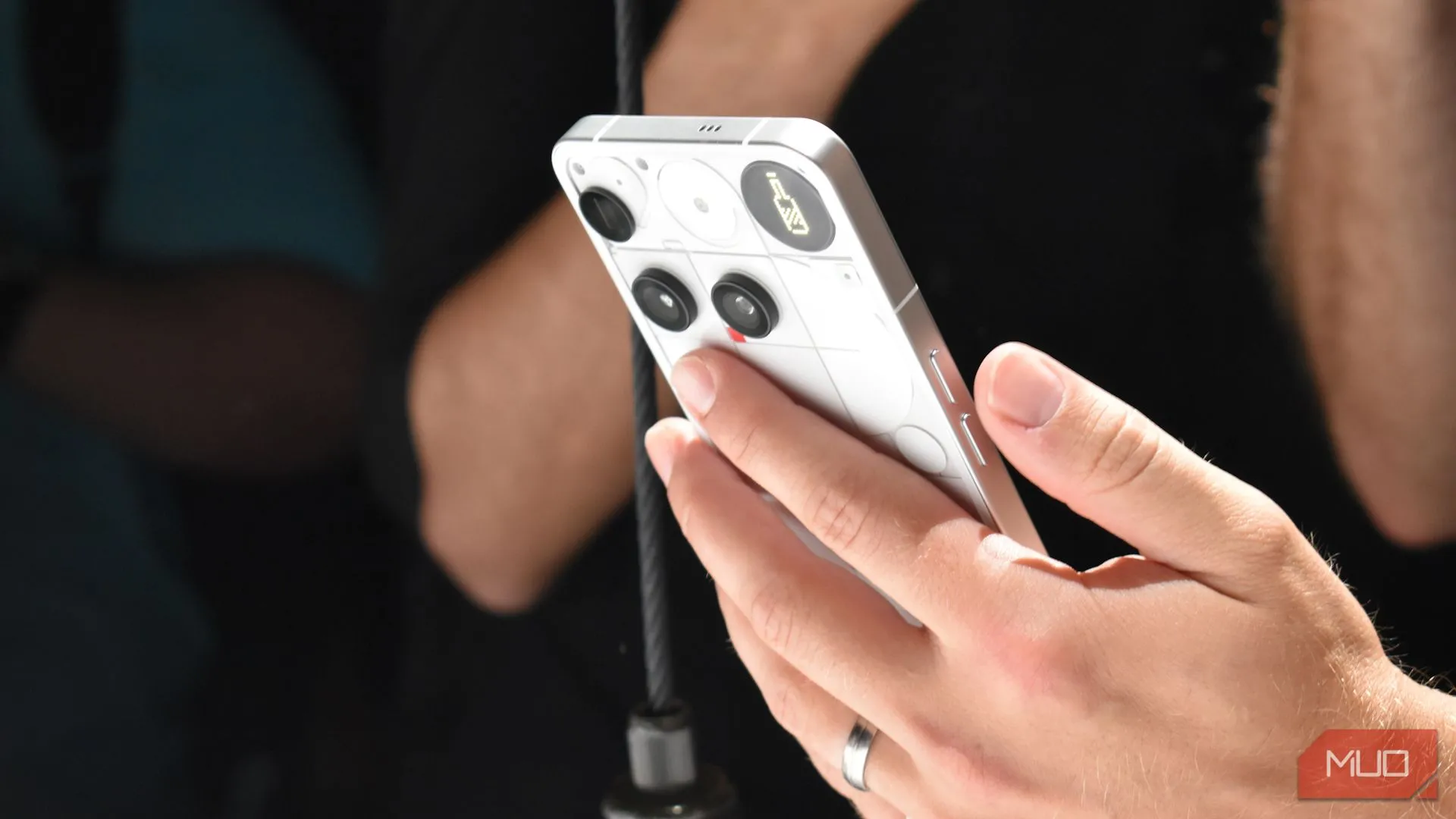 Mặt sau Nothing Phone 3 với giao diện Glyph Matrix độc đáo.