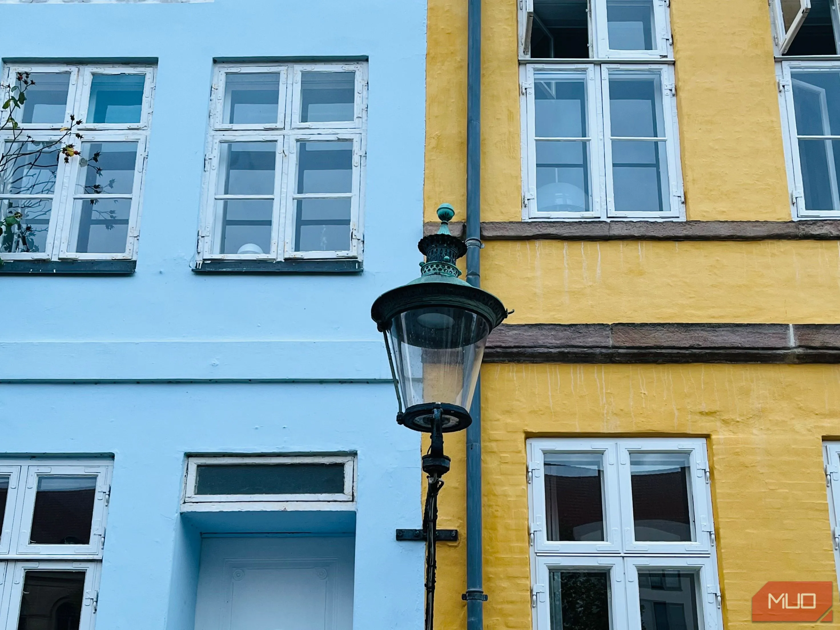 Mặt tiền tòa nhà với cửa sổ đối xứng và ánh đèn ấm áp ở Copenhagen