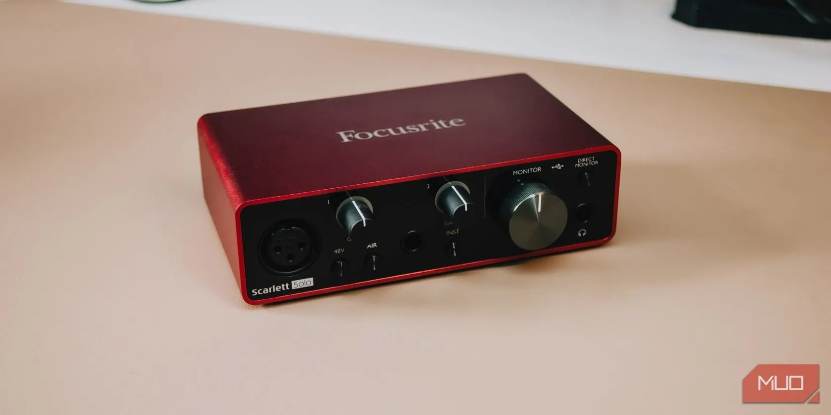 Mặt trước của giao diện âm thanh Focusrite Scarlett Solo Gen 3 với các nút điều khiển, bao gồm nút Air