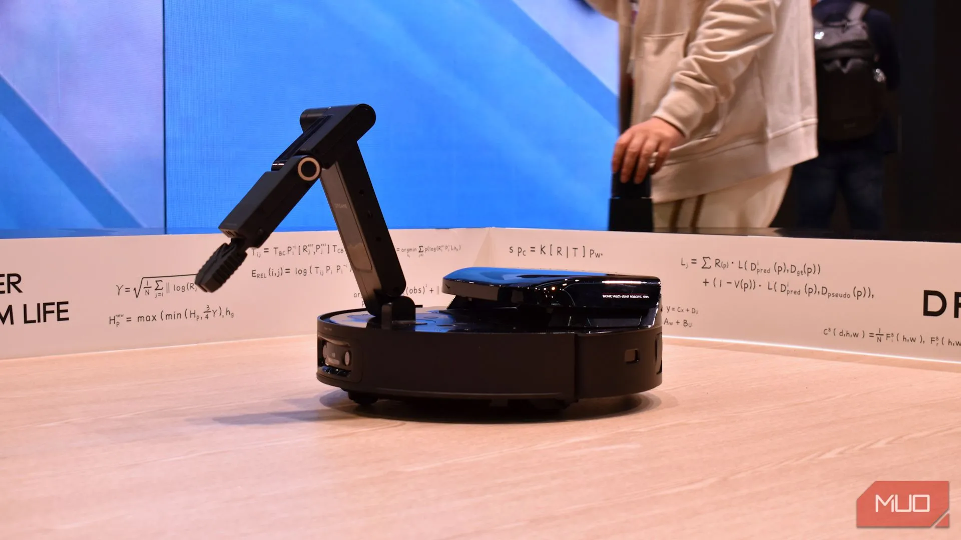 Mẫu thử nghiệm robot hút bụi Dreame với cánh tay gắp thông minh được giới thiệu tại CES 2025.