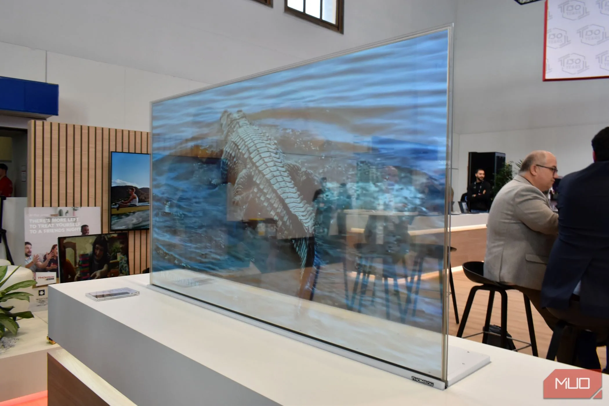 Mẫu TV OLED trong suốt của Thomson Scenium trưng bày tại IFA 2023, minh họa thiết kế mỏng và linh hoạt của công nghệ OLED.