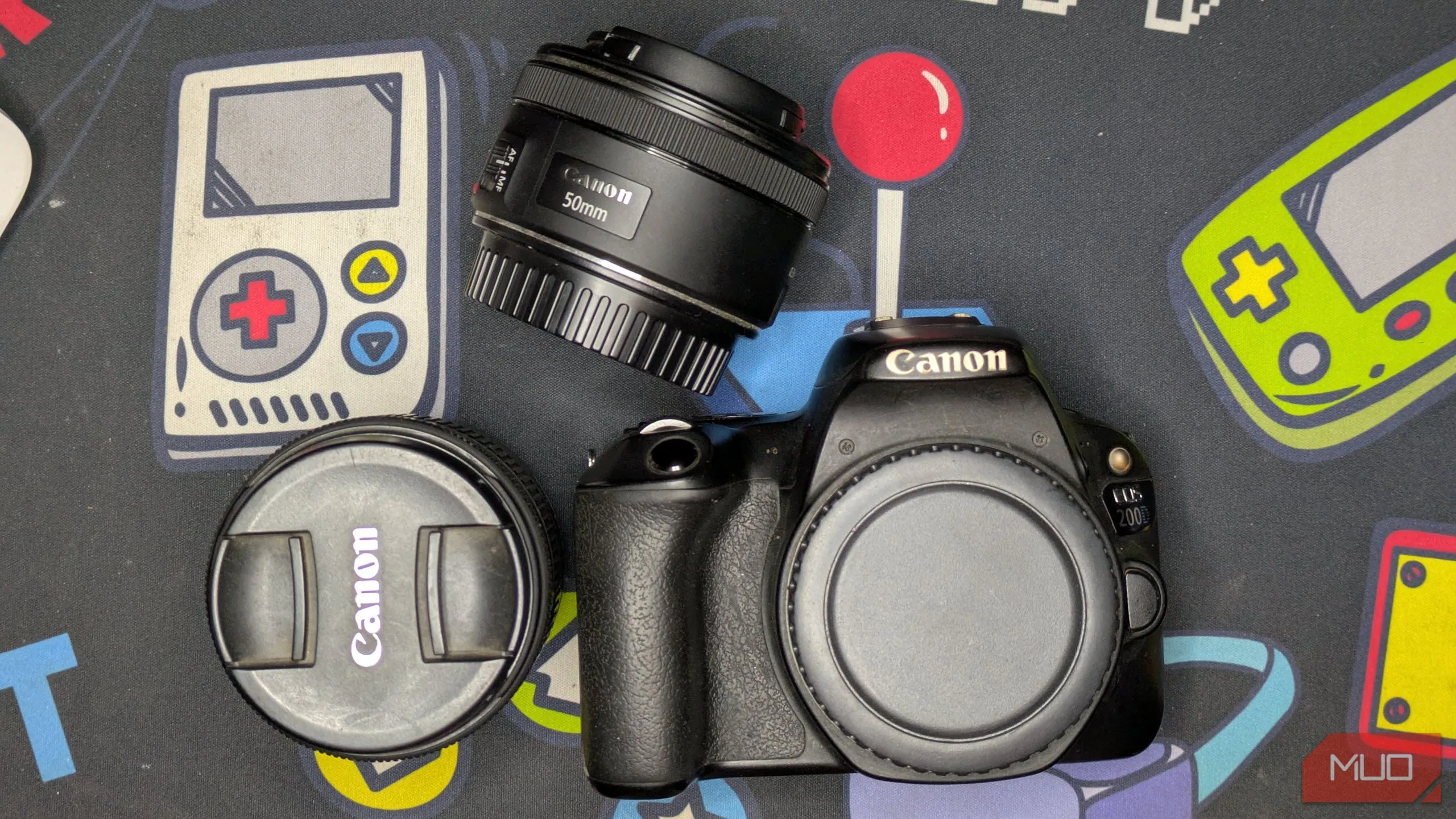 Máy ảnh Canon 200D kèm ống kính 18-55mm và 50mm