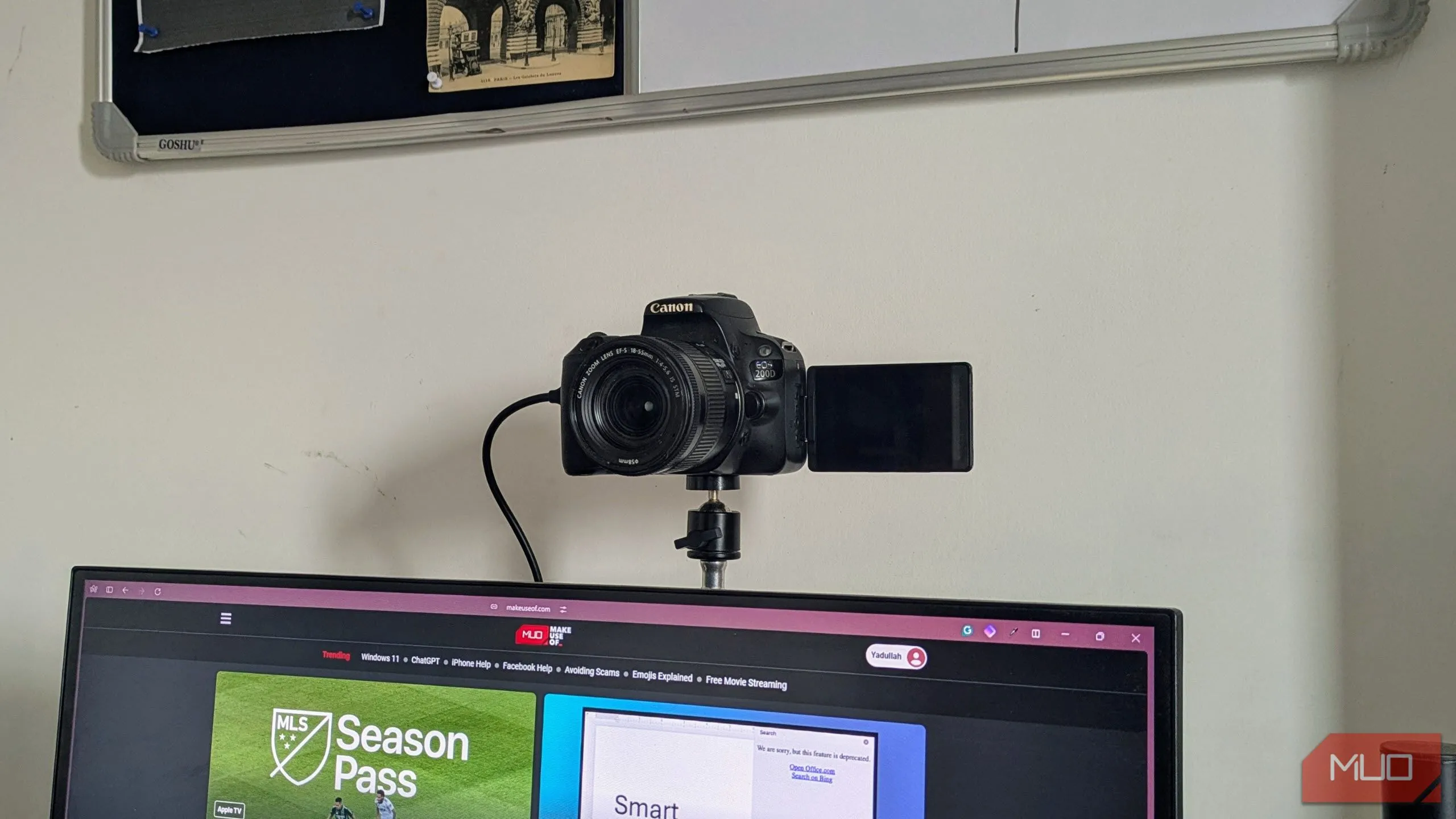 Máy ảnh Canon DSLR đang được dùng làm webcam, kết nối màn hình