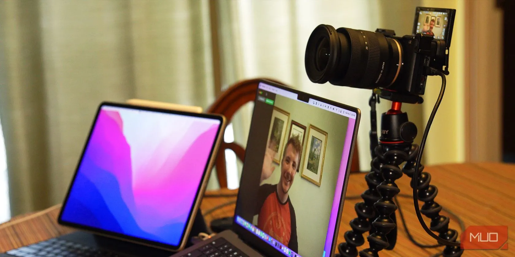 Máy ảnh DSLR được thiết lập làm webcam trên máy tính MacBook Pro, thể hiện khả năng kiểm soát hình ảnh chuyên nghiệp