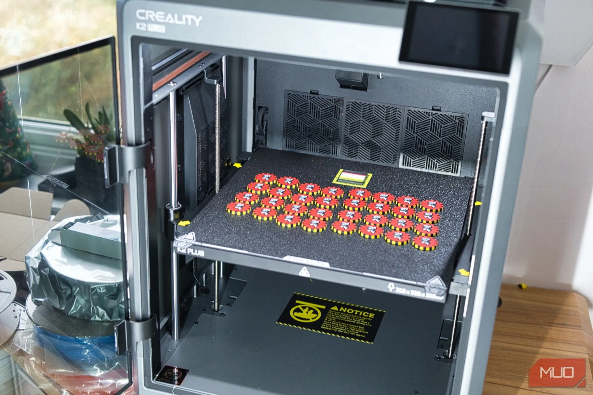 Máy in 3D Creality K2 Plus và các vật phẩm in đa màu hoàn thiện