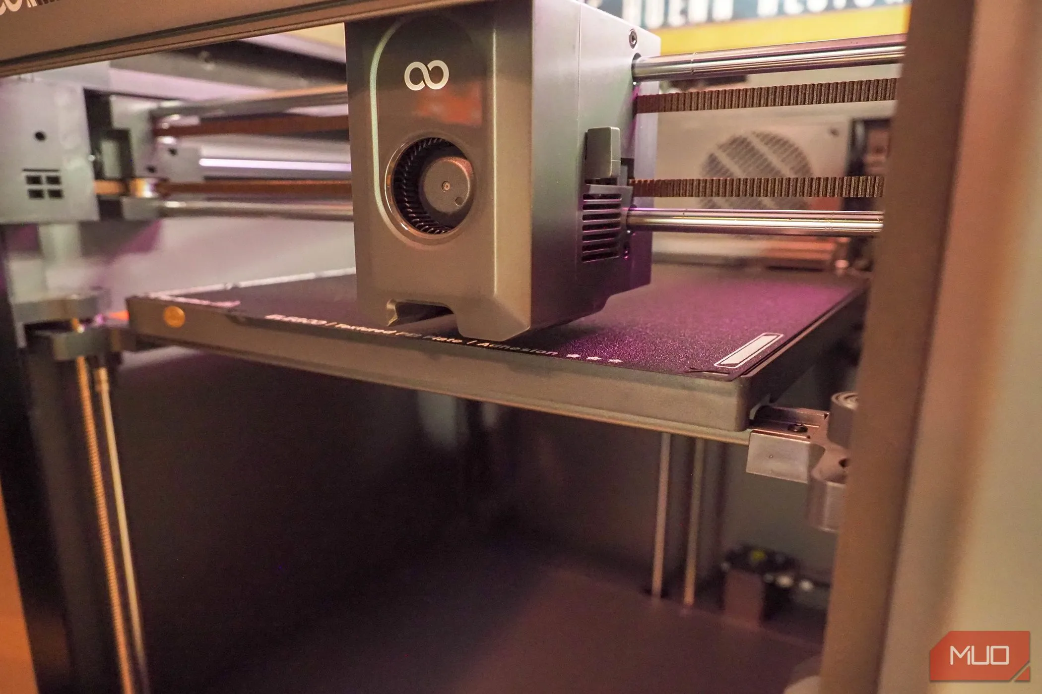 Máy in 3D Elegoo Centauri Carbon đang thực hiện cân bằng tự động