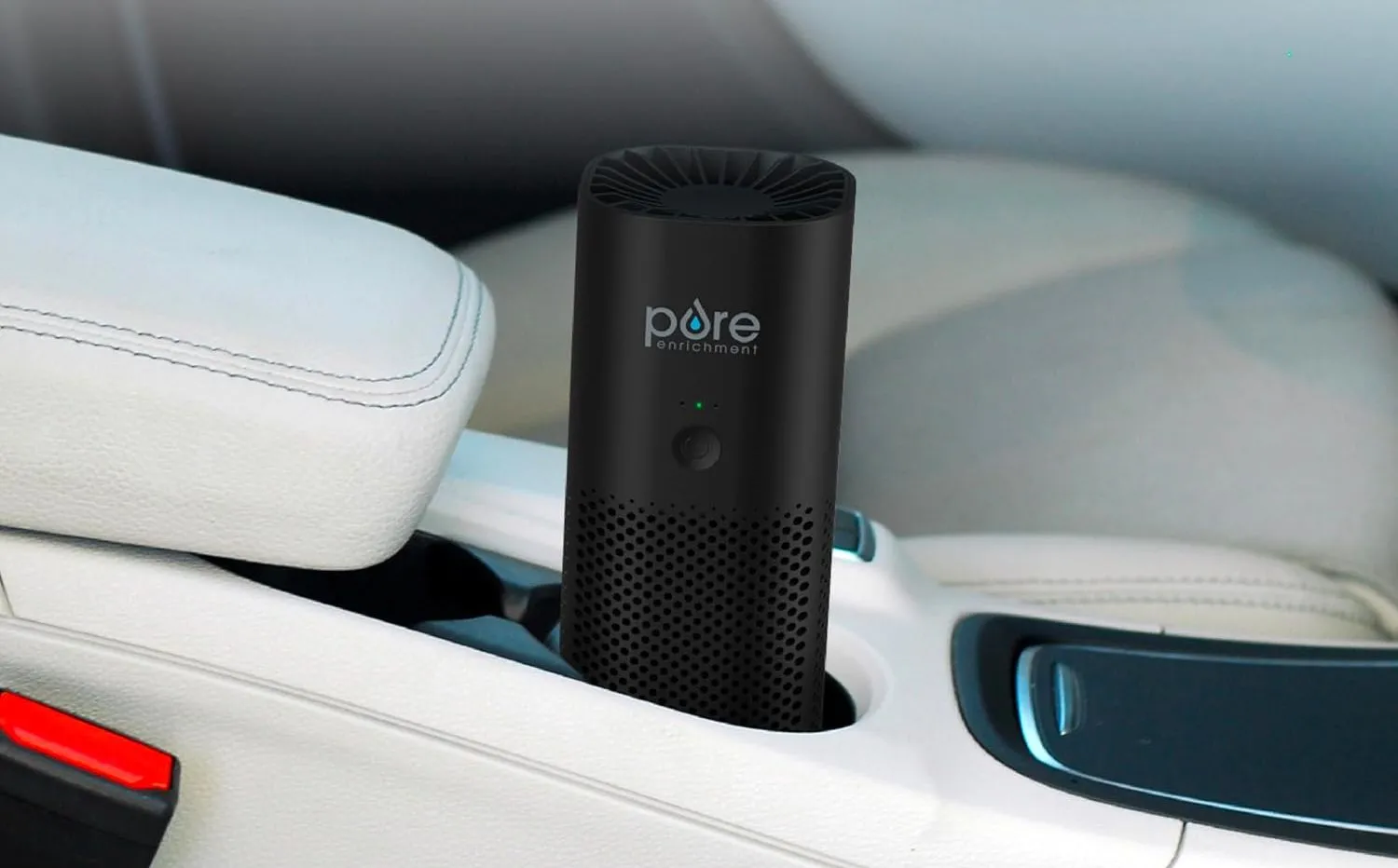 Máy lọc không khí di động PureZone Mini trong khay đựng cốc ô tô