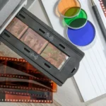 Máy quét chuyên dụng đang số hóa film âm bản để chuyển đổi ảnh cũ sang kỹ thuật số.