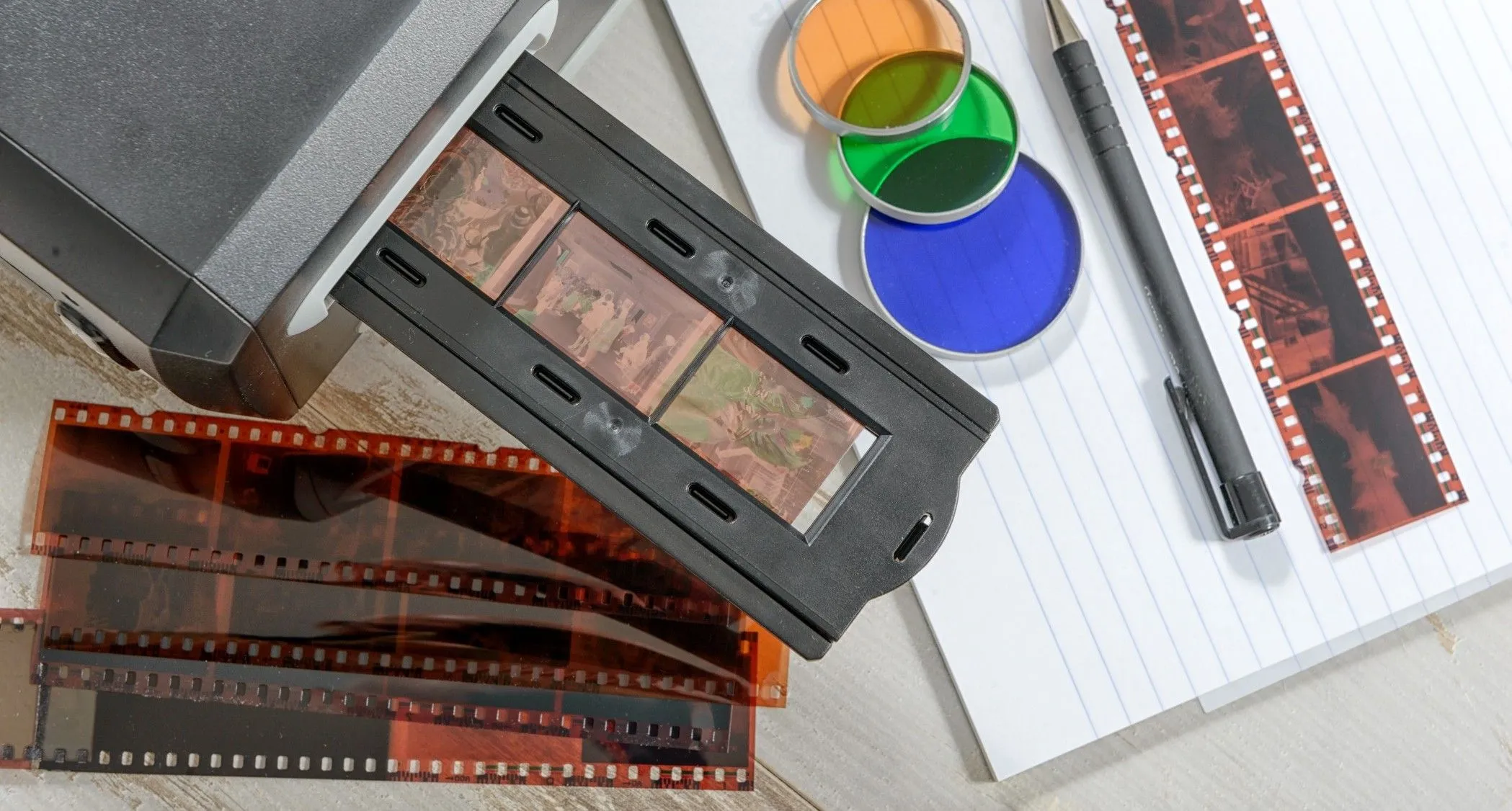 Máy quét chuyên dụng đang số hóa film âm bản để chuyển đổi ảnh cũ sang kỹ thuật số.