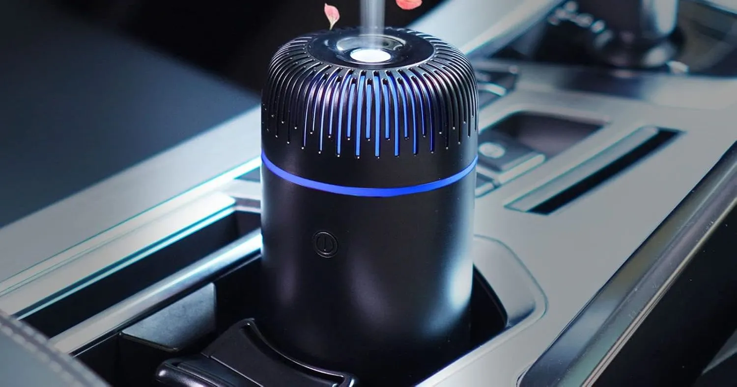 Máy tạo ẩm ô tô USB màu đen hình trụ đặt trong khay đựng cốc