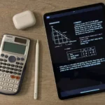 Máy tính bảng iPad và các thiết bị công nghệ khác trên bàn làm việc, minh họa môi trường học tập cá nhân hiệu quả.