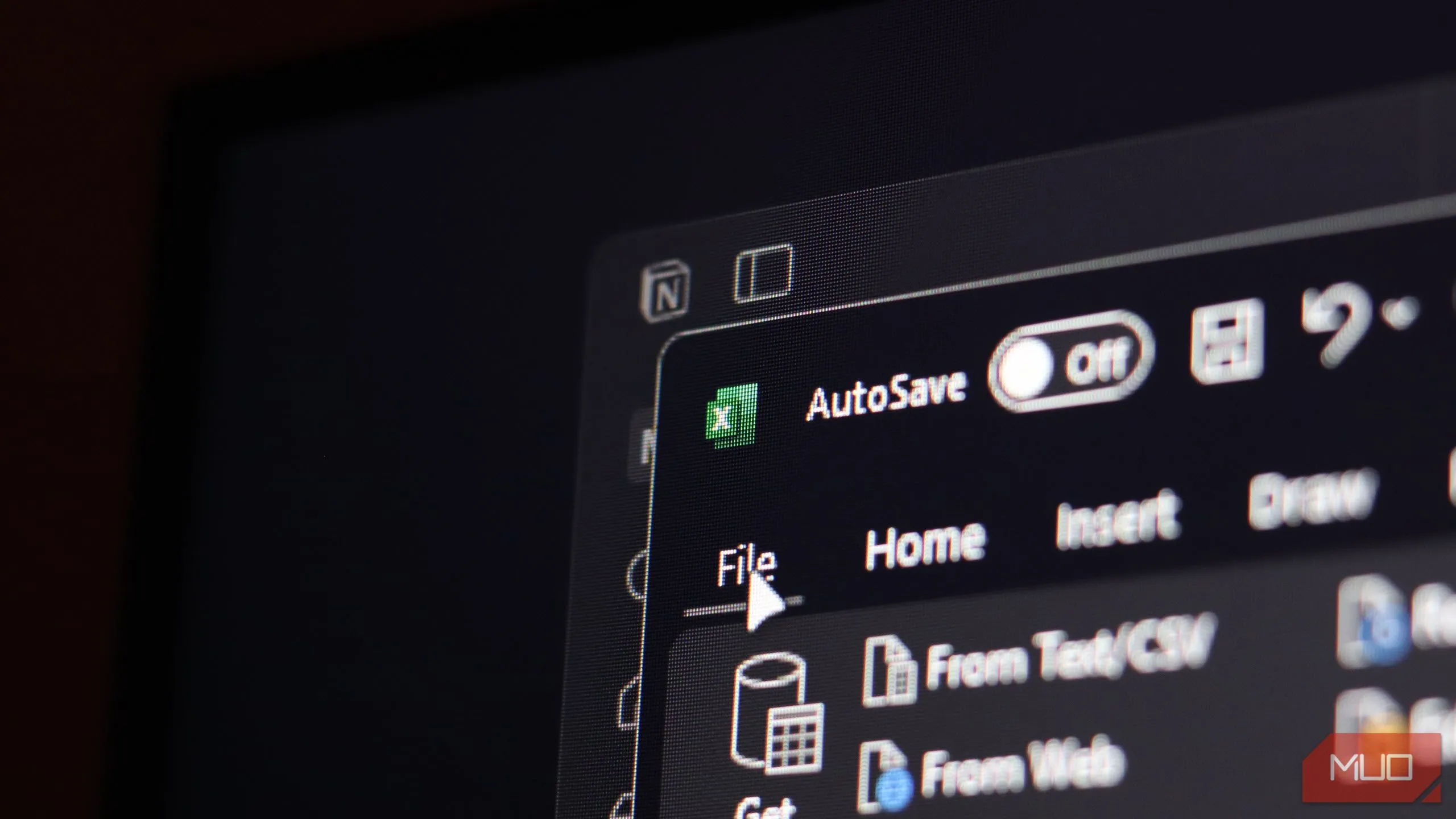 Máy tính Windows 11 hiển thị đồng thời giao diện Notion và Excel, tượng trưng cho sự kết hợp hai công cụ