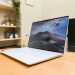 Máy tính xách tay Dell XPS 14 9440 chạy Windows đặt trên bàn làm việc hiện đại