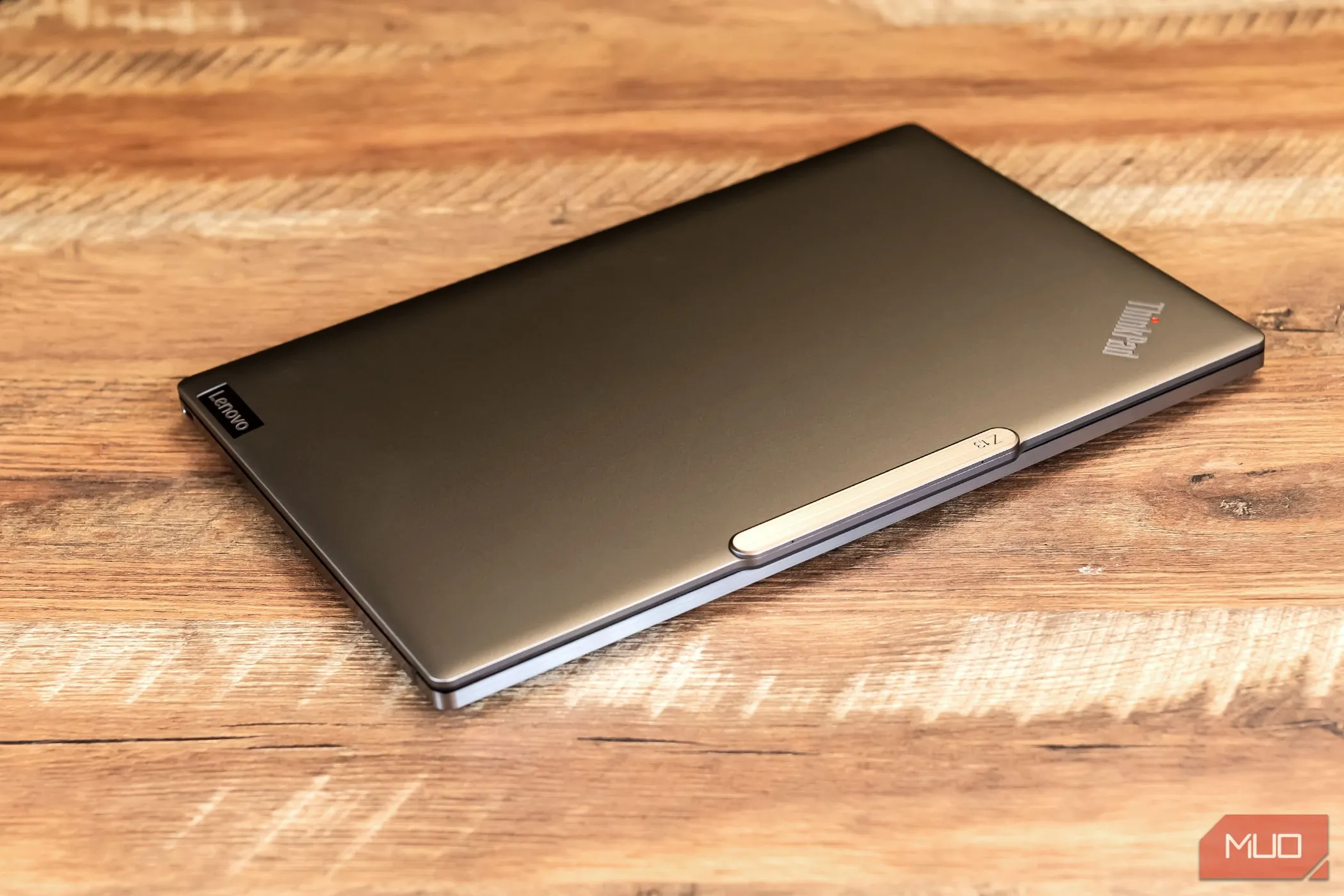 Máy tính xách tay Lenovo Z13 Gen 2 gập lại, minh họa thiết kế và chất lượng hoàn thiện của laptop