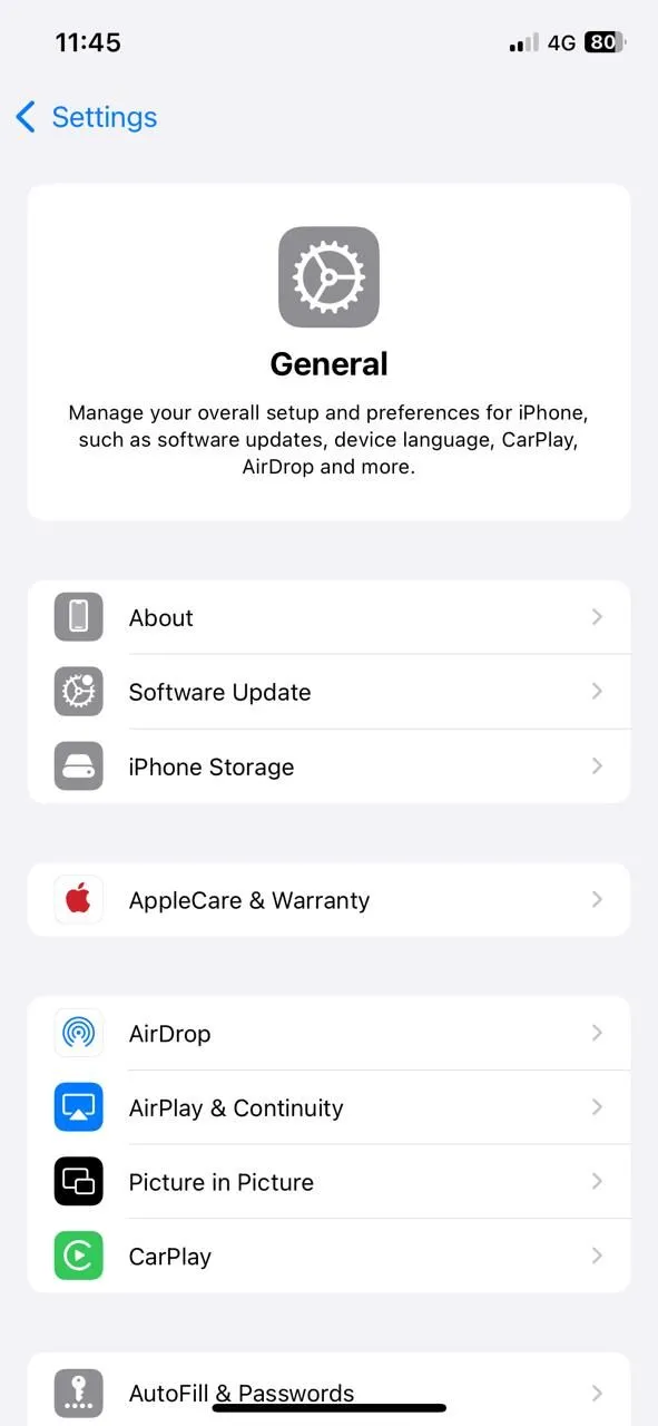 Menu Cài đặt chung trên iPhone với các tùy chọn cập nhật
