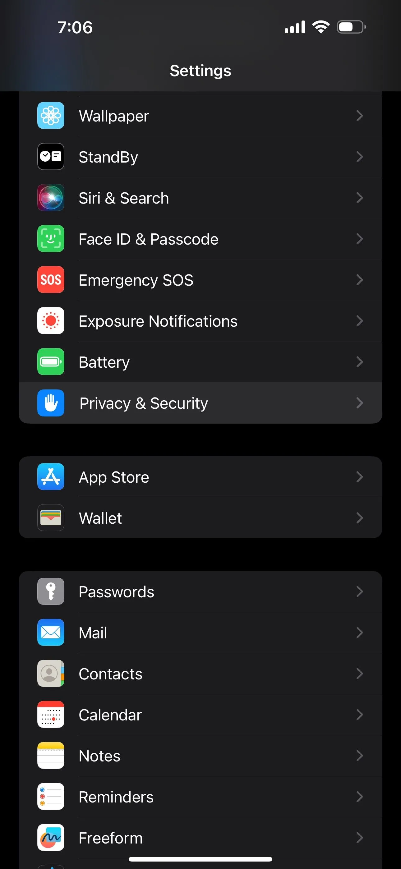 Menu cài đặt Dịch vụ định vị trên iPhone, cho phép quản lý quyền truy cập vị trí của các ứng dụng