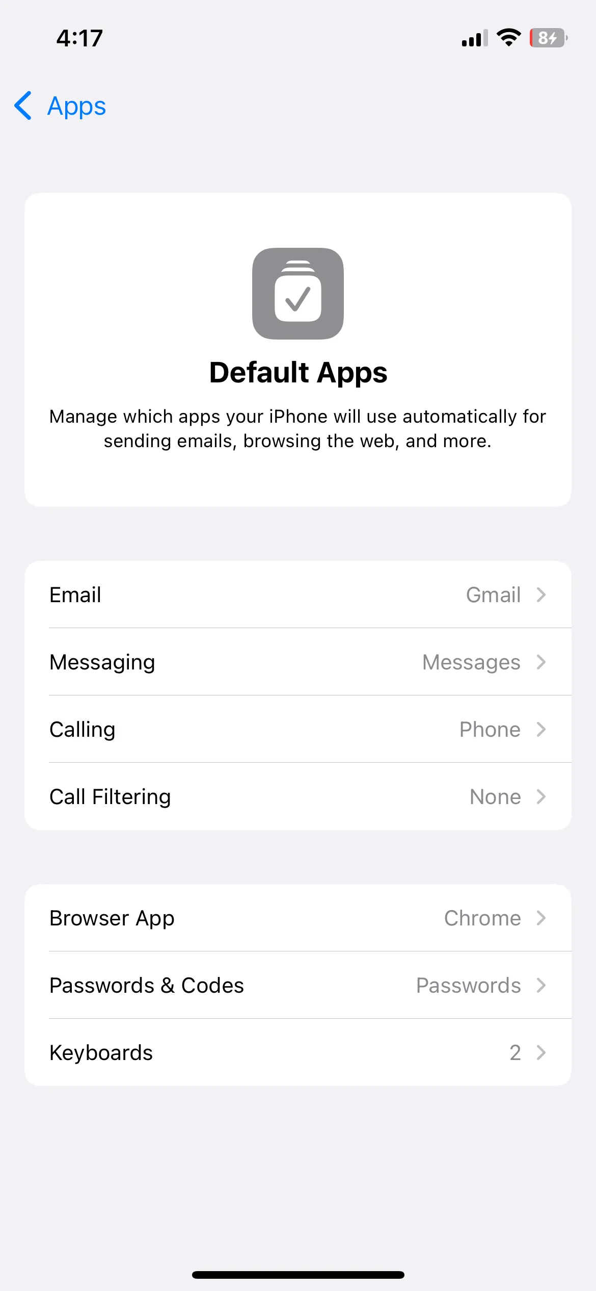 Menu cài đặt ứng dụng mặc định trên iPhone, hiển thị các tùy chọn để thay đổi ứng dụng trình duyệt web và email.