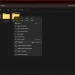 Menu chuột phải thư mục Screenshots trong File Explorer với tùy chọn Properties được chọn
