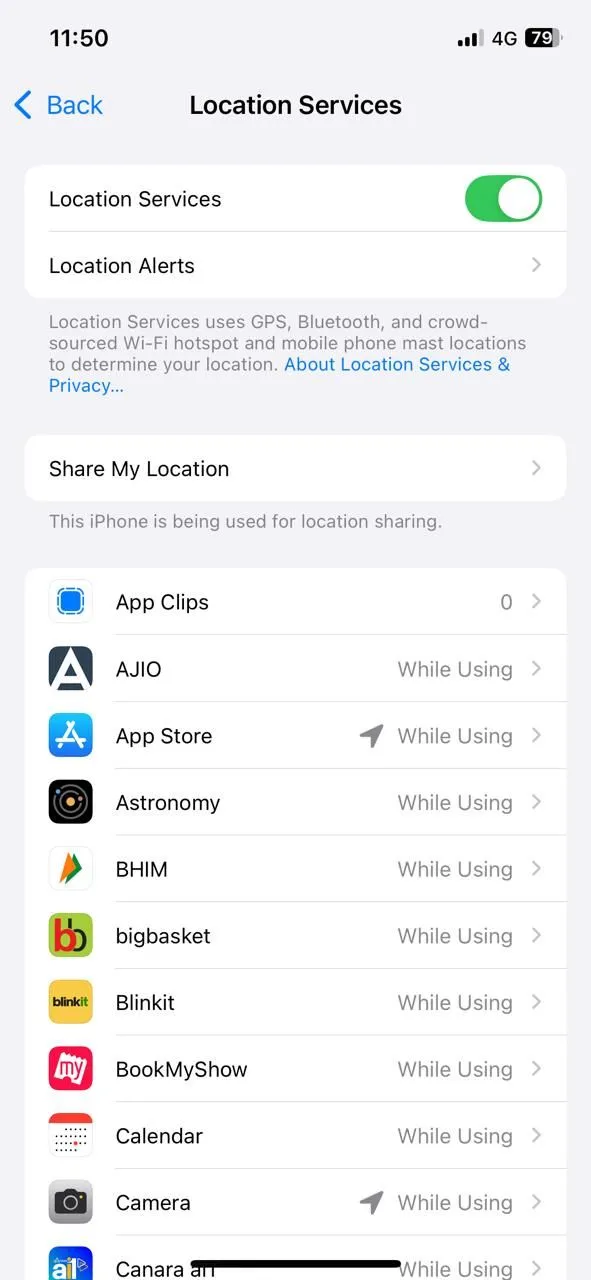 Menu Dịch vụ định vị trên iPhone hiển thị quyền truy cập vị trí của các ứng dụng