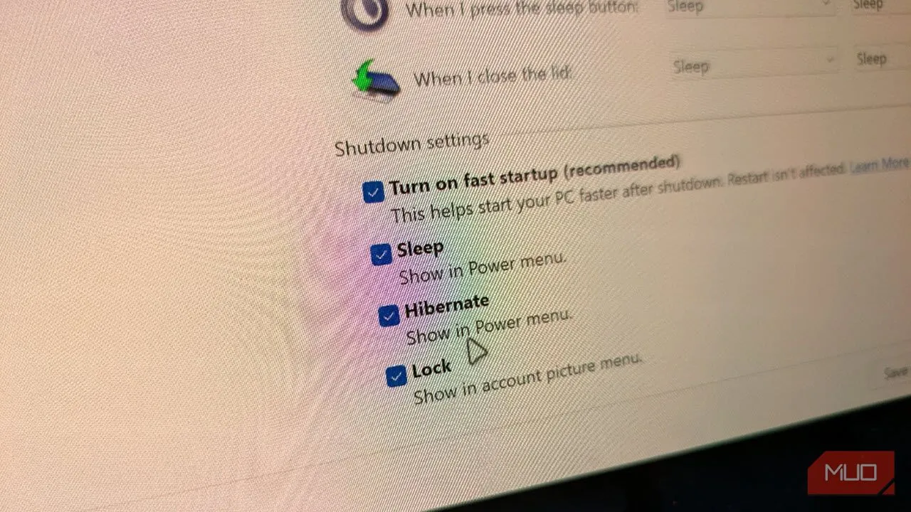 Menu Tùy chọn Nguồn hiển thị cài đặt tắt máy và ngủ đông trên Windows