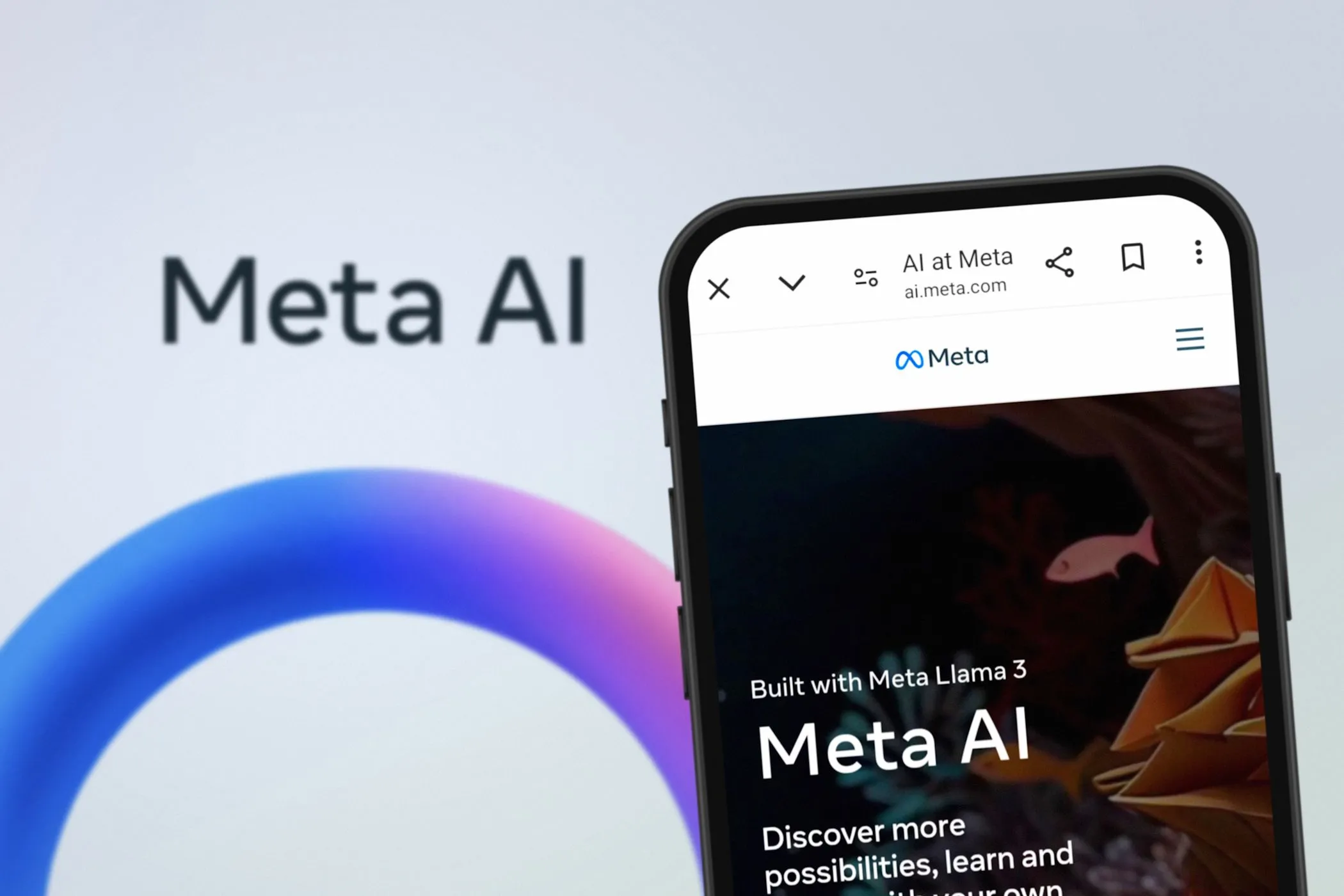 Meta AI hiển thị trên màn hình điện thoại và máy tính, minh họa việc thu thập dữ liệu qua tương tác.