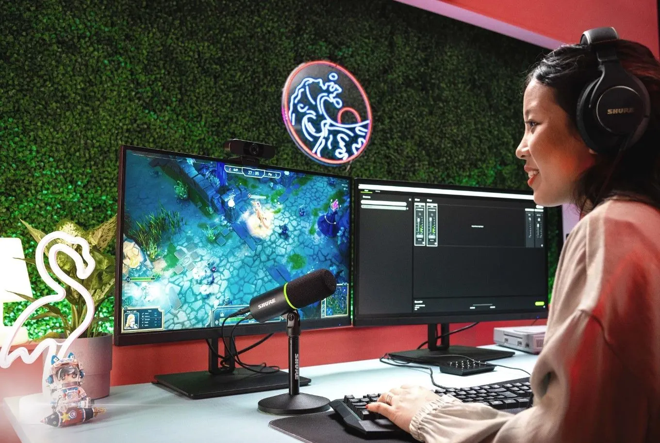Microphone Dynamic USB Shure MV6 được đặt trên bàn, một game thủ đang sử dụng