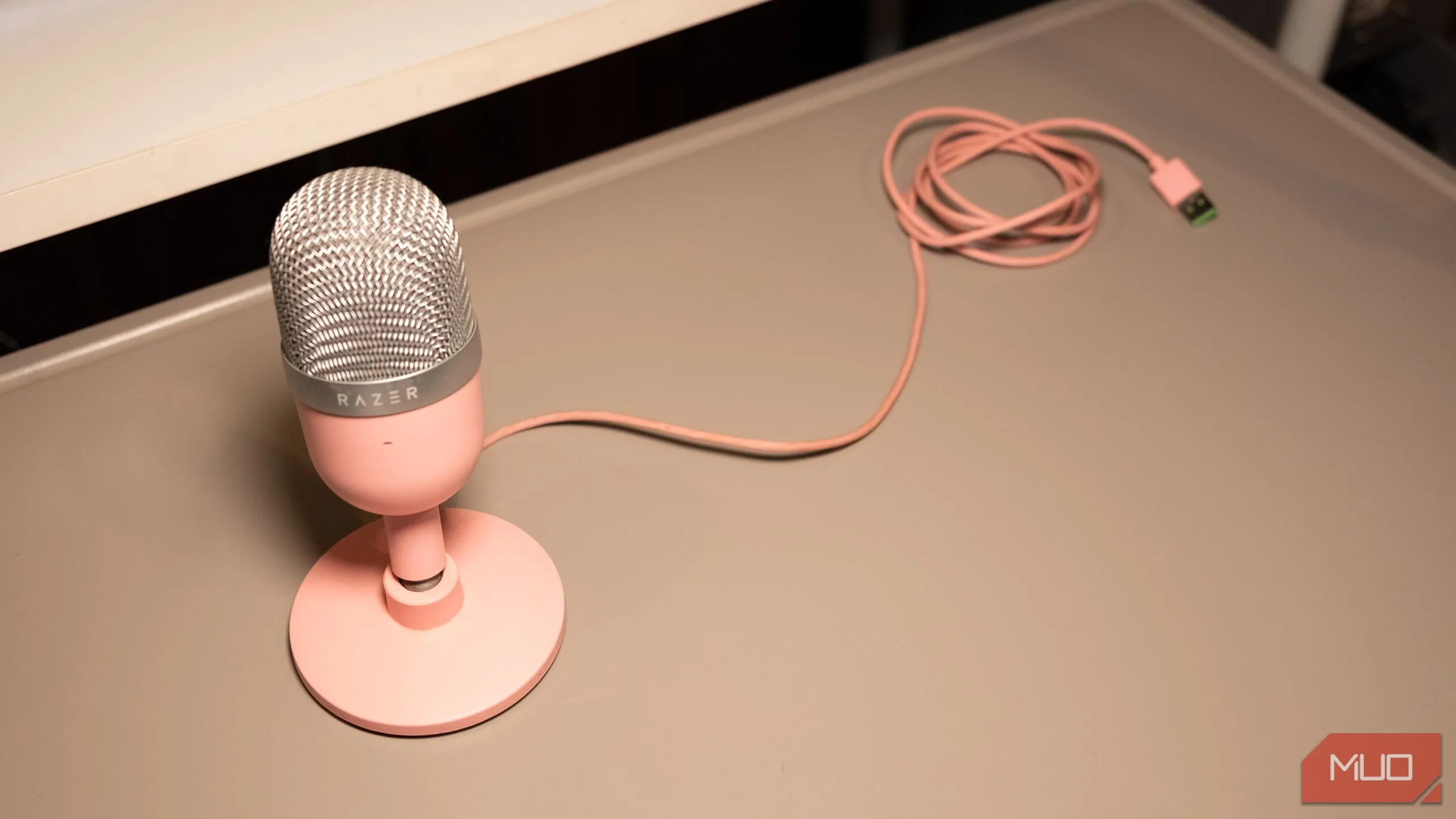 Microphone USB Condenser Razer Seiren Mini màu đen đặt trên bàn làm việc