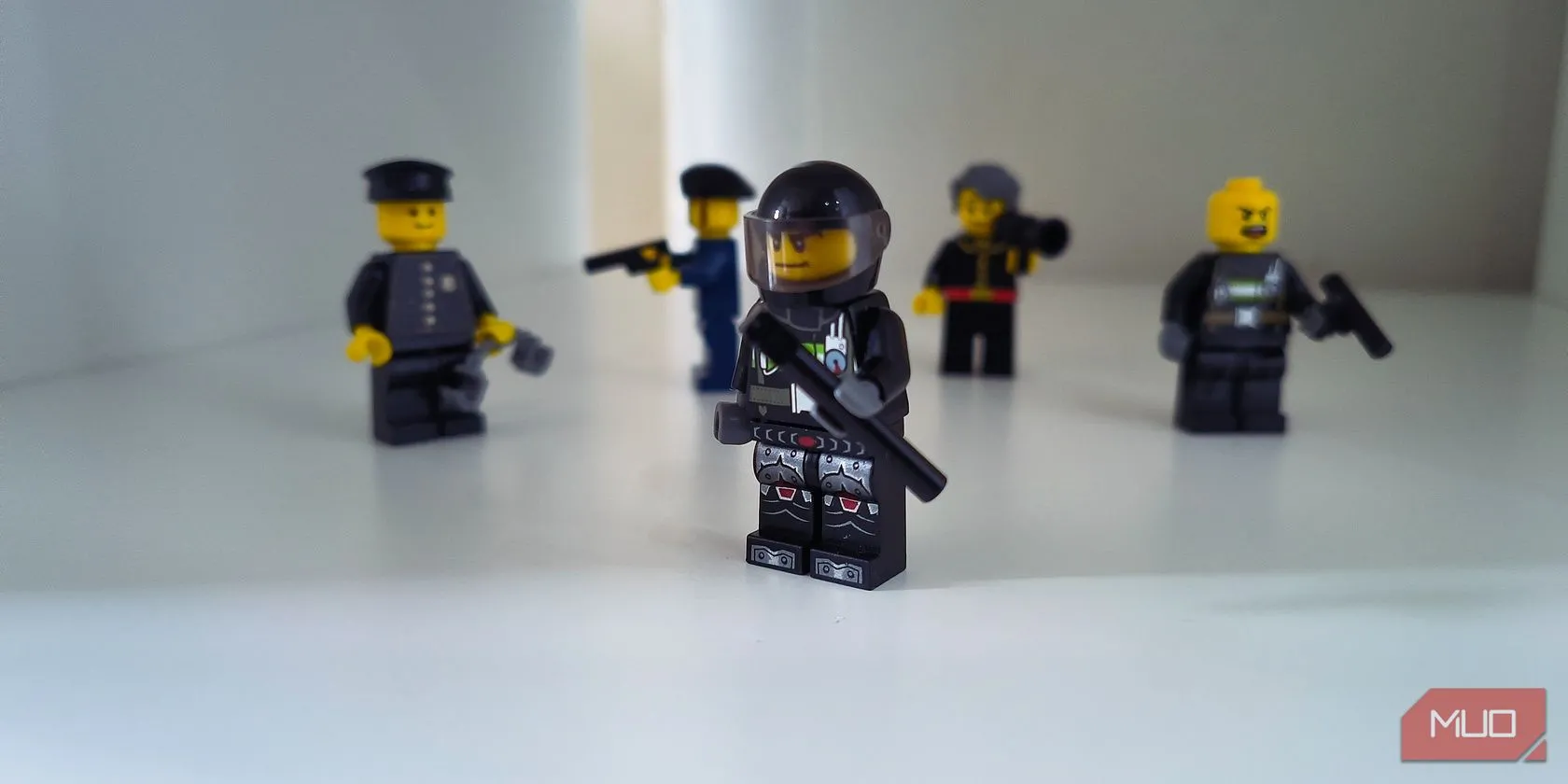 Mô hình cảnh sát Lego thực hiện cuộc đột kích, minh họa việc cơ quan thực thi pháp luật theo dõi dark web.