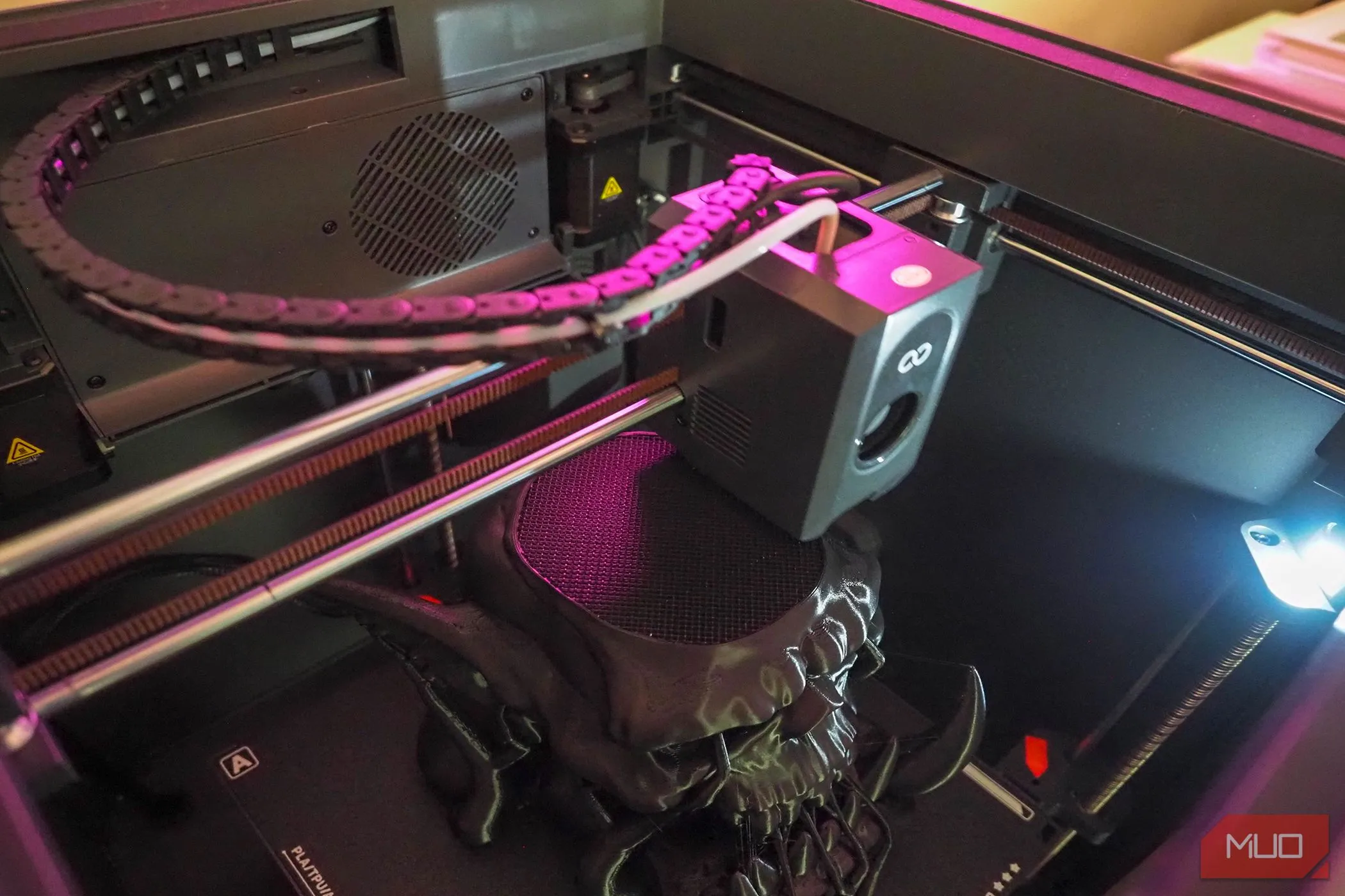 Mô hình in 3D với cấu trúc hỗ trợ dạng cây trên bàn in của Elegoo Centauri Carbon